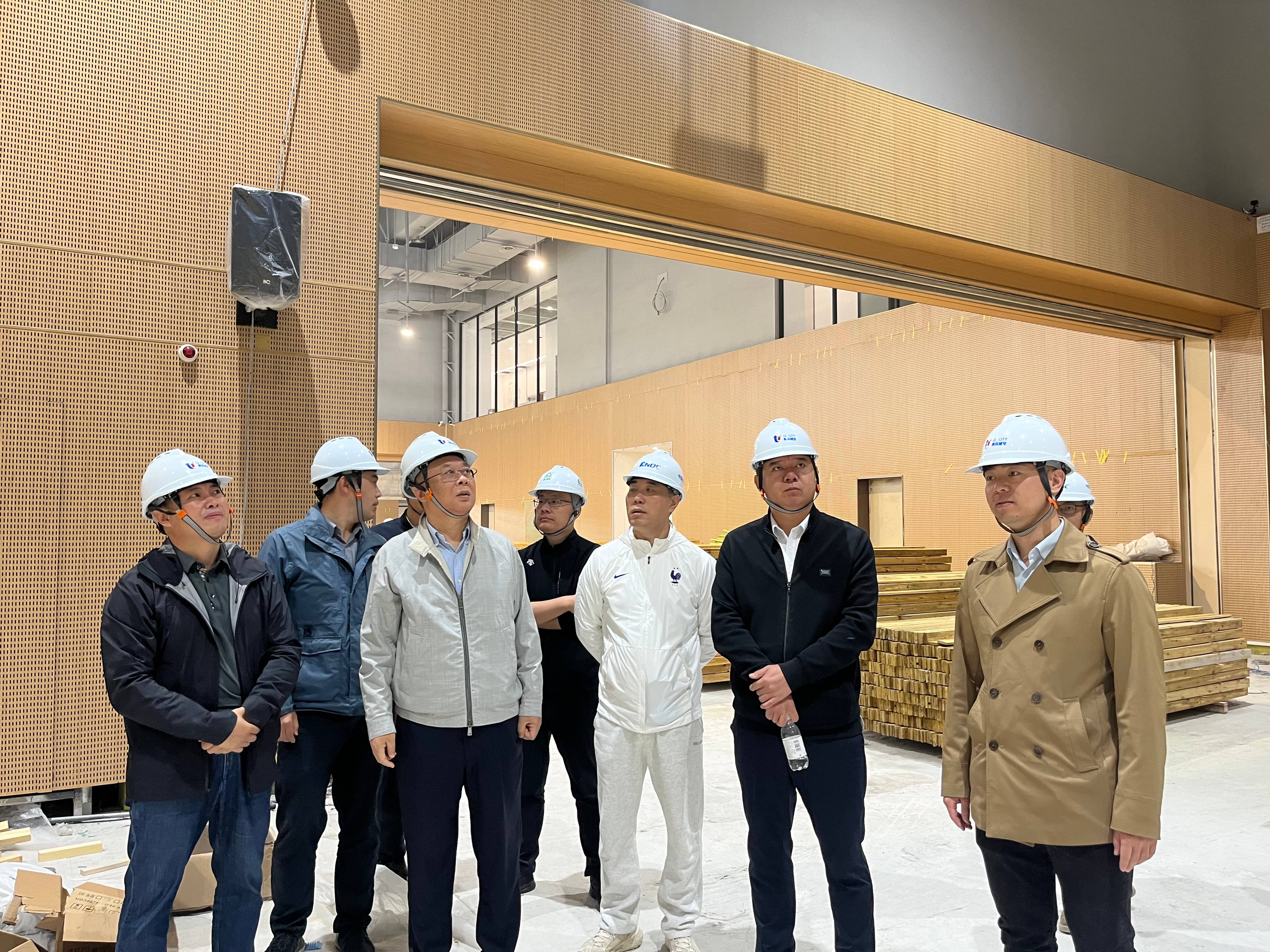集團公司黨委書記、董事長王元斌帶隊赴青島浮山全民健身中心項目進行調(diào)研指導(dǎo)(1).jpg
